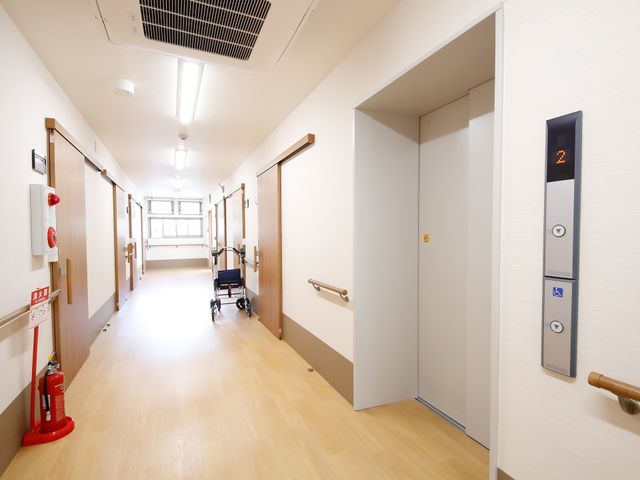 手すり付きの廊下 通路 広々とした清潔感のある通路です。手すりの設置で歩行に不安のある方も安心してお過ごしいただけます。