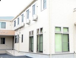白い壁の建物外観