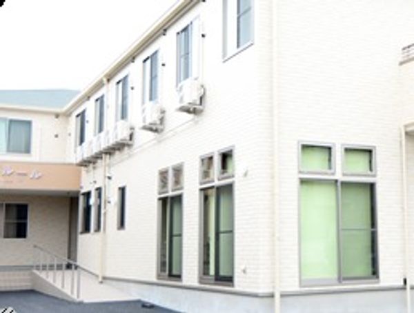 白い壁の建物外観