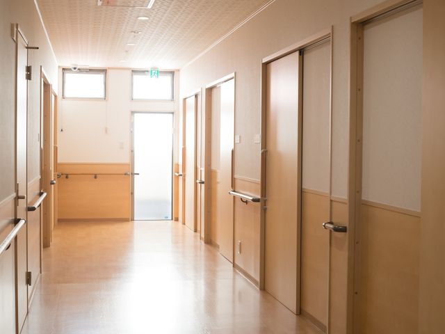 明るく広い廊下 廊下 ゆとりある通路と開放感のあるデザインです。入居者の方々が快適にお過ごしいただける空間が整っています。