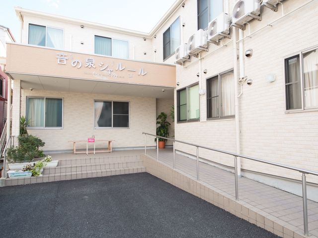 明るい外観の建物入口 外観 清潔感ある明るい建物入口はバリアフリー設計で、安心してお過ごしいただけます。ご興味のある方、ぜひ見学にいらしてください。
