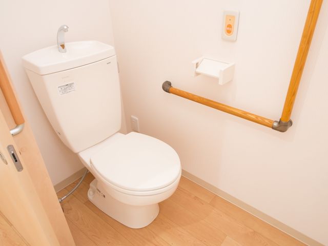 バリアフリー設計のトイレ トイレ 手すりを備えた清潔なトイレは、安心してご使用いただけるよう配慮されています。安全かつ快適な空間が整っております。