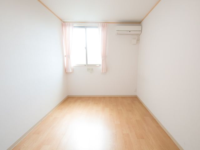 明るく清潔な居室 居室 ゆとりある空間の居室です。この部屋ならプライベートもしっかり確保しつつ、落ち着いた生活が送れます。