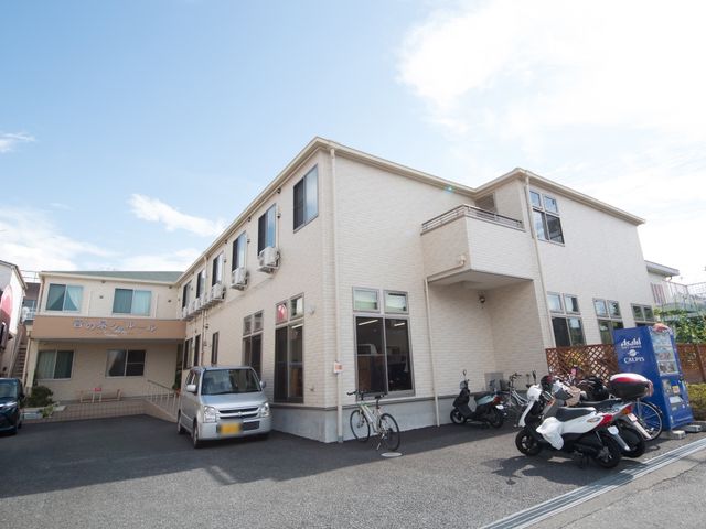 明るい外観の建物 外観 広々としたエントランスが印象的な建物です。駐輪スペースも整っており、通勤に便利です。