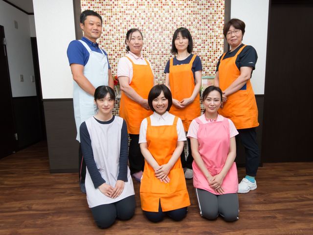 笑顔のスタッフ集合 スタッフ 笑顔溢れる明るい環境の中で、私たちと一緒にお仕事しませんか。専門家による丁寧な研修もあり安心です。