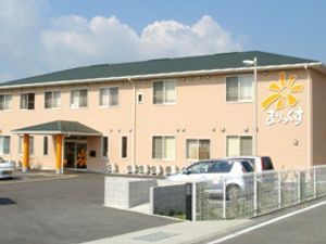 明るい日差しの施設外観