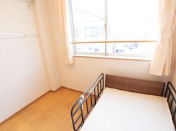 ベッドと窓がある部屋