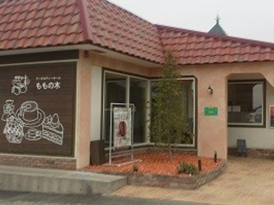 入口と看板の付いた建物