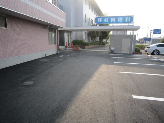 広々とした駐車場のエントランス