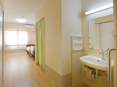 明るい居室の一角