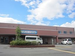 広々とした駐車場のある建物