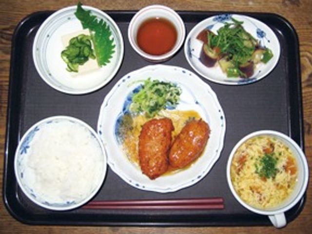 栄養バランスの取れた食事 食事 手作りの温かみのある料理が並ぶ食事時間。健康的な食生活をサポートしています。