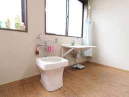 清潔なトイレと洗面台