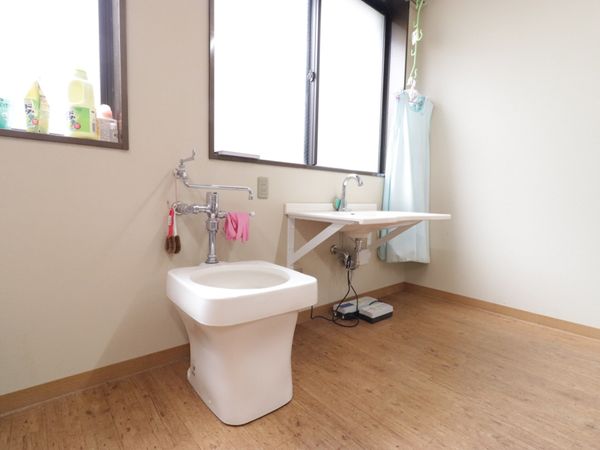 清潔なトイレと洗面台