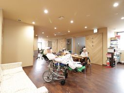 居室でくつろぐ様子
