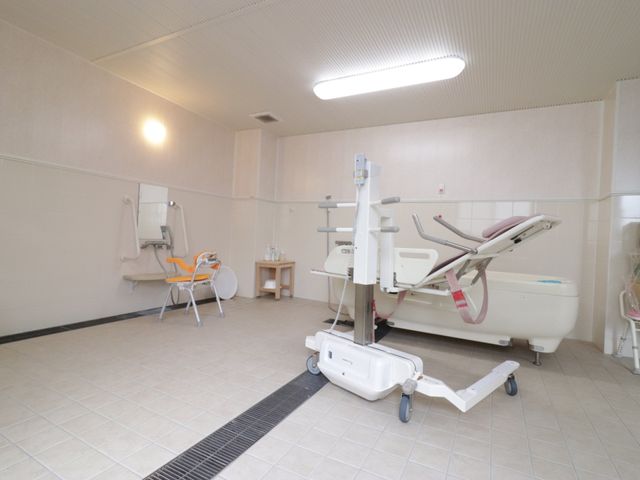 清潔な浴室の設備 浴室 清潔感のあふれる浴室は、機能的なリフトやシャワーチェアを備え、安全かつ快適な入浴を支えます。