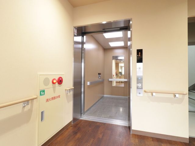 バリアフリー設計のエレベーター エレベーター 手すり完備の安全な移動空間です。通路が広く、車椅子でも楽に使えます。