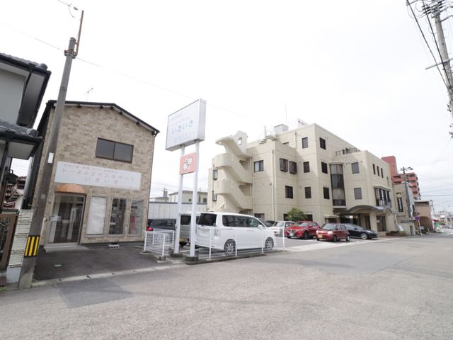 明るい日中の外観 外観 ゆったりとした建物の前には駐車スペースが備わっており、来訪者の利便性を考慮した設計です。