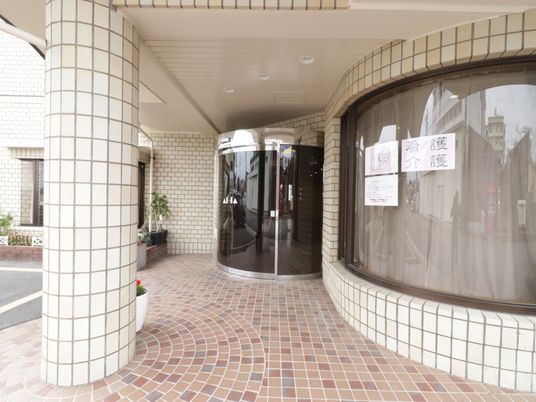 エントランスのアーチ型通路
