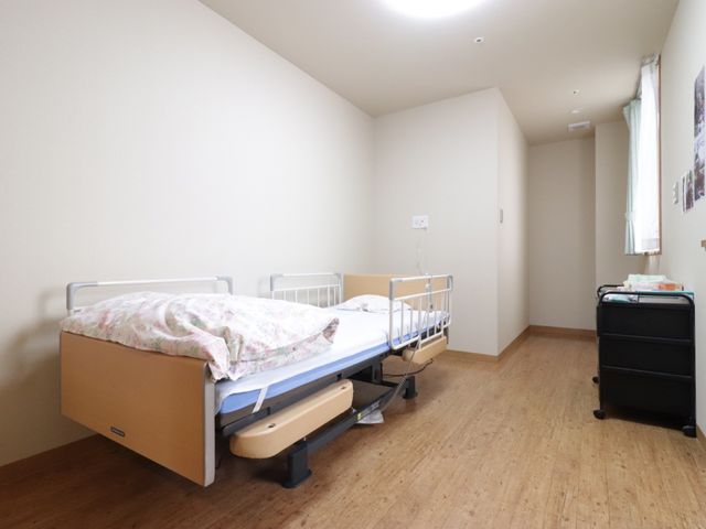 明るい居室の一角 居室 ゆとりあるスペースのある居室です。安心感を与えるシンプルなデザインで、個々のニーズに対応しやすい環境が整っています。
