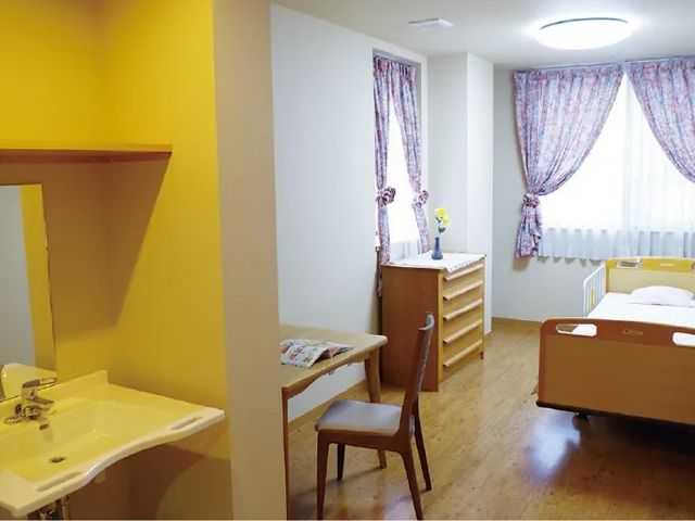 明るい居室 居室   自然光が差し込む、落ち着いた雰囲気の居室です。洗面台や椅子があり、日常の身支度がしやすい環境です。