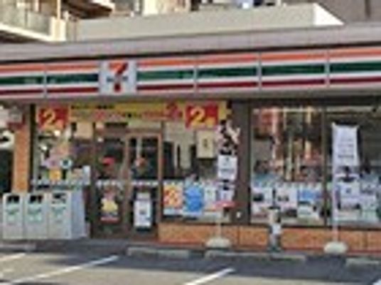 街中の活気ある店舗