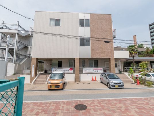 モダンな外観の建物