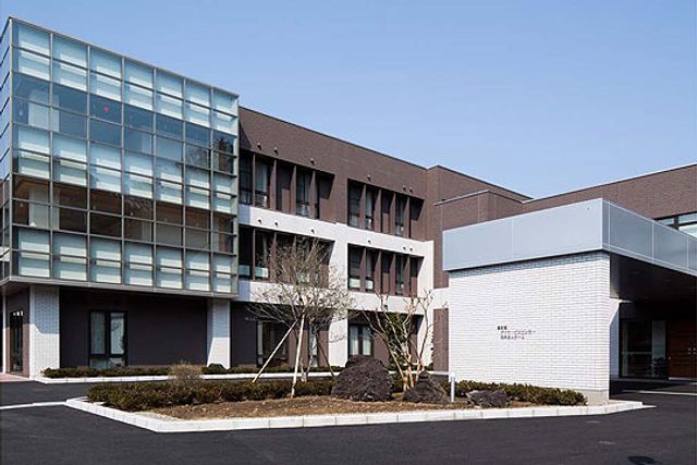 ゆったりした外観の建物 外観 広々とした敷地に立つ、清潔感あふれる建物です。明るく開放的な環境がお出迎えします。
