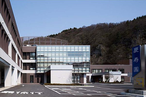 光溢れる建物の外観