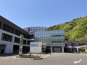 光溢れる建物の外観