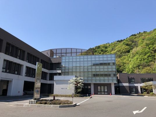 光溢れる建物の外観