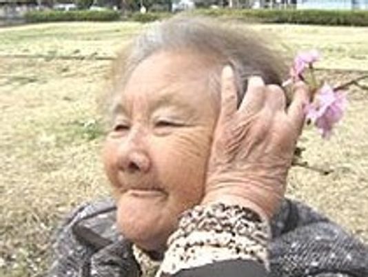 高齢者と桜の花