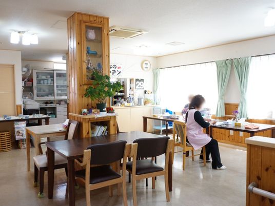 明るい共用ダイニング
