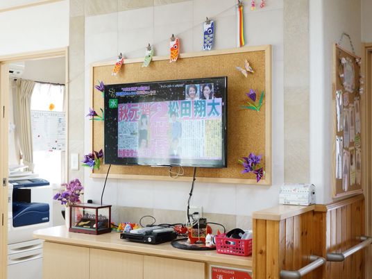 フロントの壁掛けテレビ