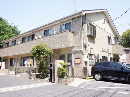 暖かな印象の建物外観