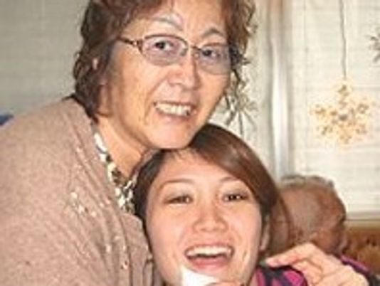 笑顔の女性二人と老人