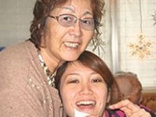 笑顔の女性二人と老人