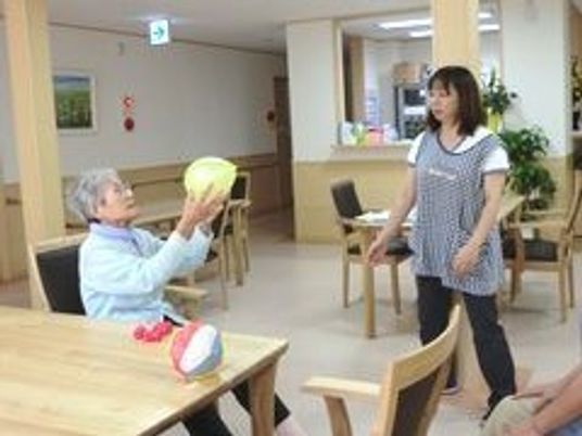 機能訓練でボール投げ
