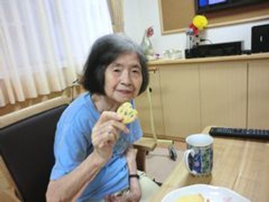 笑顔のおばあさんとリビング