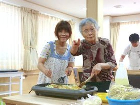 笑顔で料理する人々