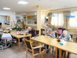 食事中の高齢者とスタッフ