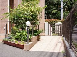 緑あふれる施設のエントランス