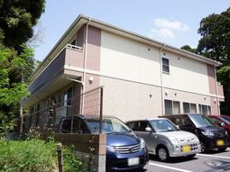 明るい外観の建物