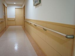 明るく清潔な廊下