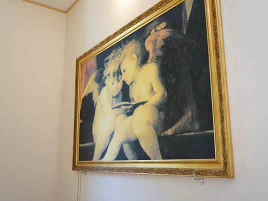 壁に掛けられた絵画