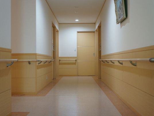 手すり付きの明るい廊下