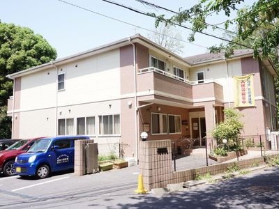 明朗な建物の外観