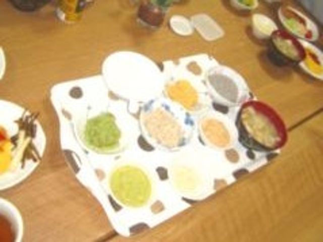 バランスの良い食事セット 食事 栄養バランスを考えた色とりどりの食事が並ぶ、明るい雰囲気の食堂です。ゆったりとした食事時間を大切にしています。