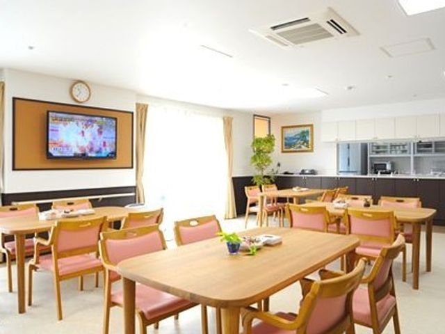 明るいダイニングルーム 食堂 ゆとりのある食事スペースです。明るく開放感のある雰囲気で、共に食事の時間をお過ごしいただけます。