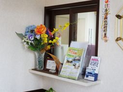 色とりどりの花と案内物